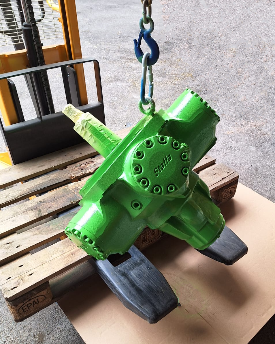 Piston motor service
